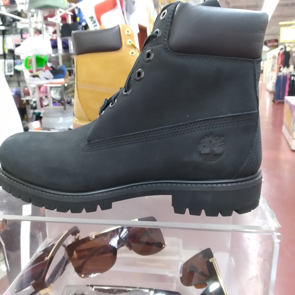 TIMBERLAND 6 INCH BOOTS WHEAT AND ALL BLACK